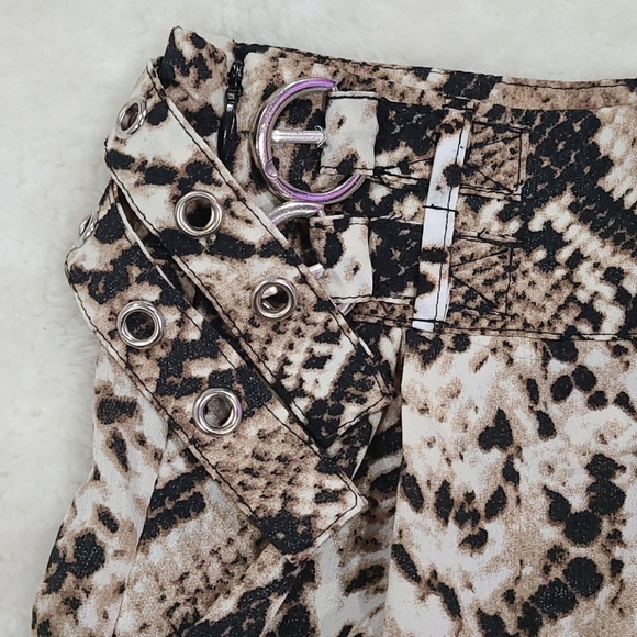 Cute Missguided Woman's Leopard Mini Skirt - Picture 2 of 7
